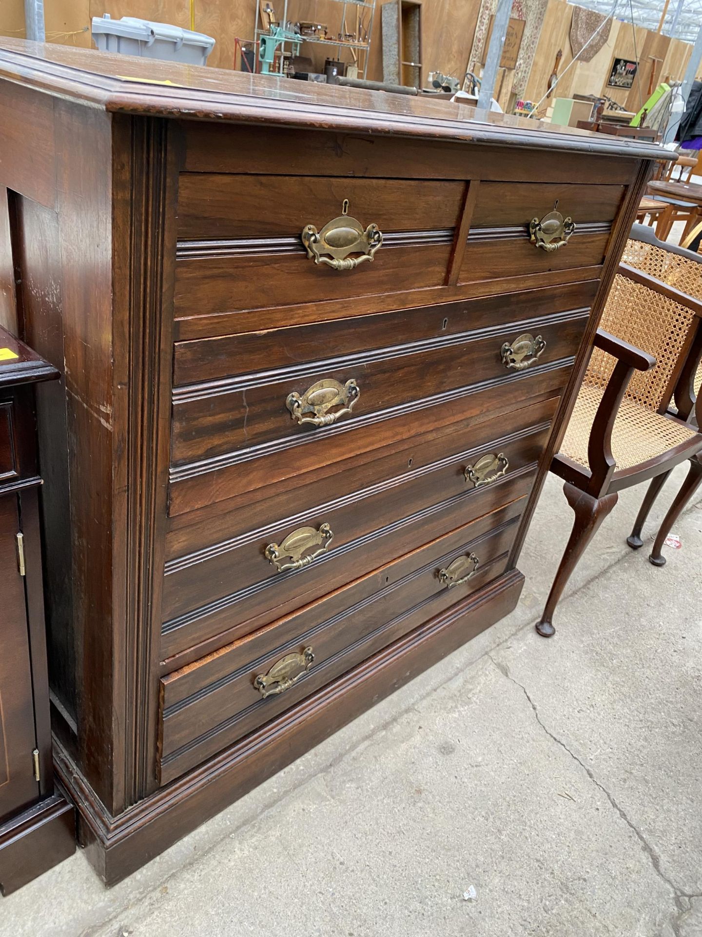 A LATE VICTORIAN MAHOGANY CHEST OF TWO SHORT AND THREE LONG GRADUATED DRAWERS, 40.5" WIDE - Bild 2 aus 5