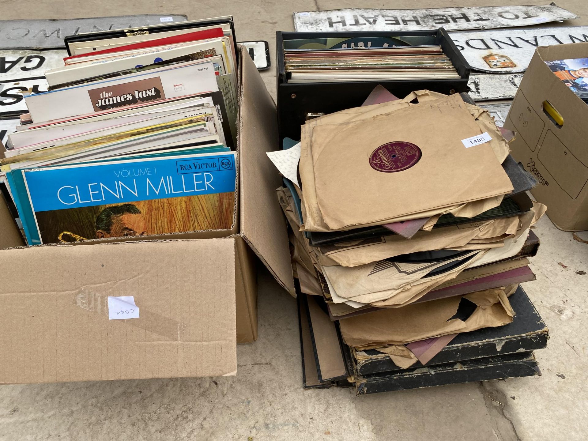 A LARGE ASSORTMENT OF VINTAGE LP RECORDS