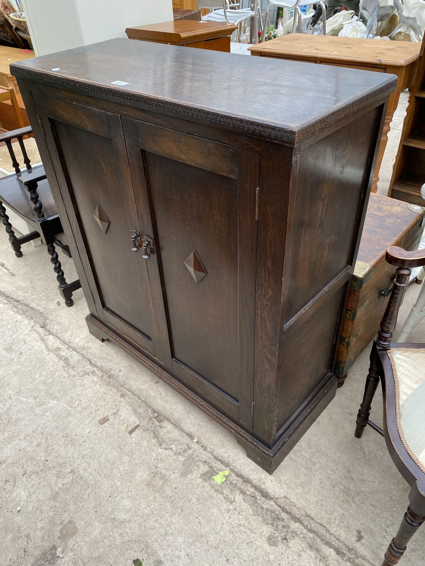 A MID 20TH CENTURY OAK TWO DOOR PANELLED CUPBOARD, 35" WIDE - Bild 2 aus 4