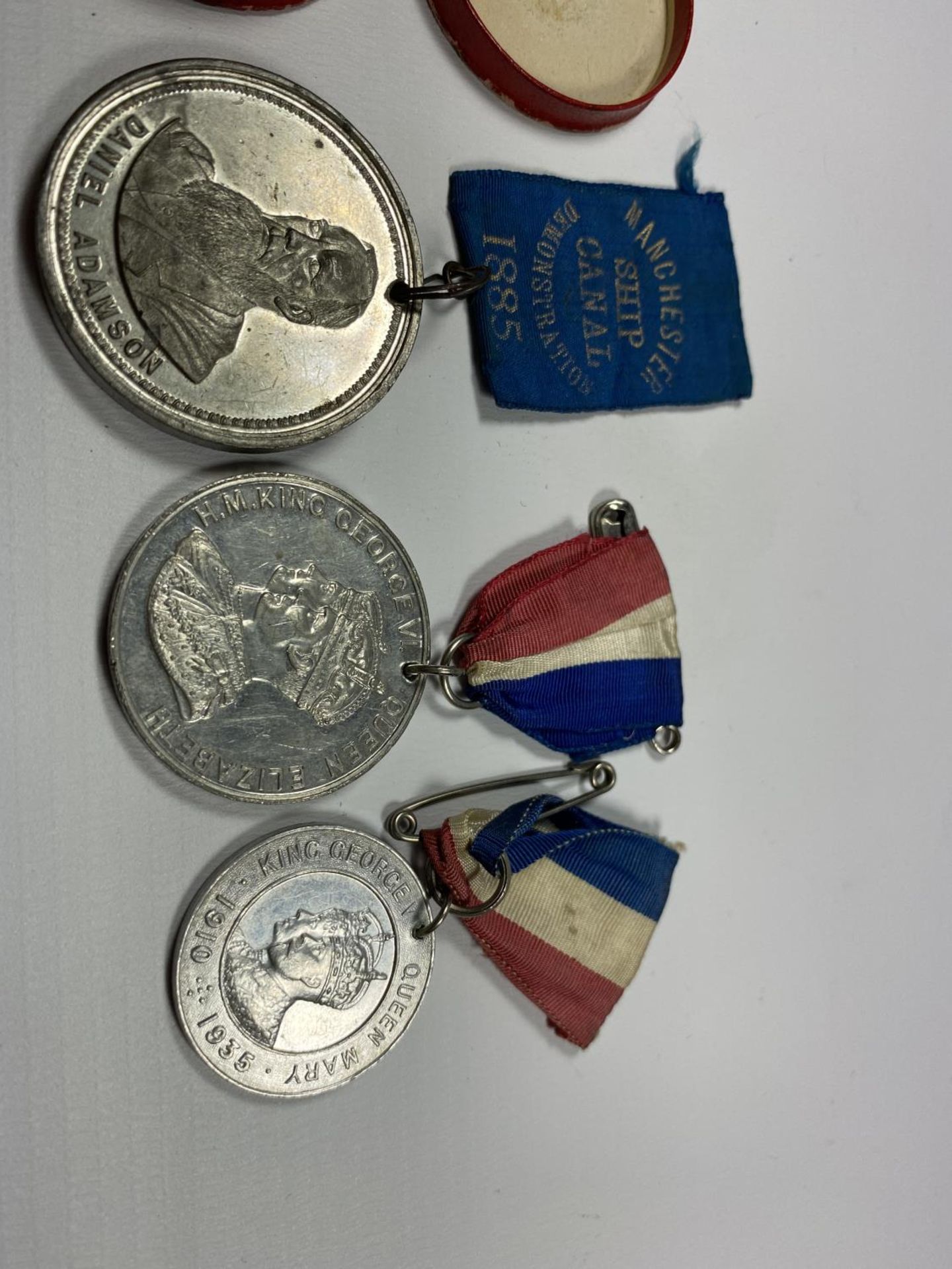 FOUR ITEMS - FOUDROYANT BOXED MEDAL, MANCHESTER SHIP CANAL DANIEL ADAMSON MEDAL AND FURTHER KING - Bild 3 aus 4