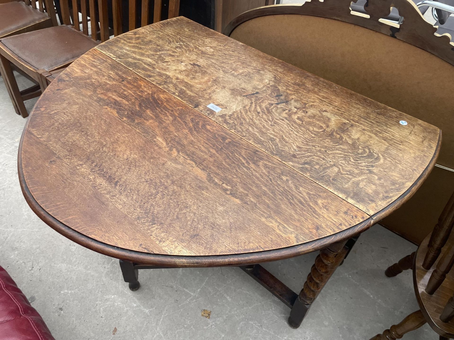 AN EARLY 20TH CENTURY OVAL OAK GATELEG DINING TABLE ON BARLEYTIWST LEGS, 51X42" OPENED - Image 3 of 4