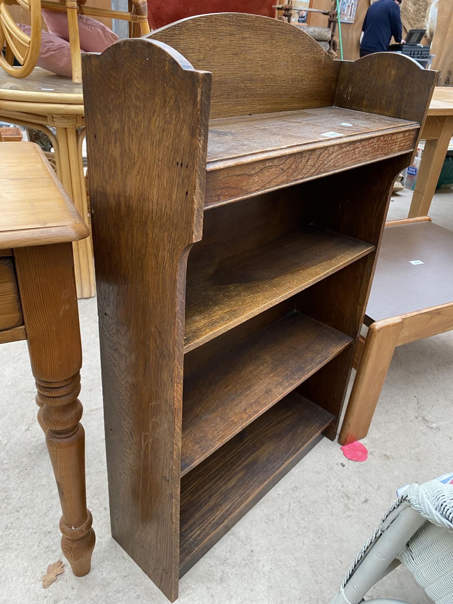 A MID 20TH CENTURY OAK THREE TIER OPEN BOOKCASE, 24" WIDE - Bild 2 aus 2