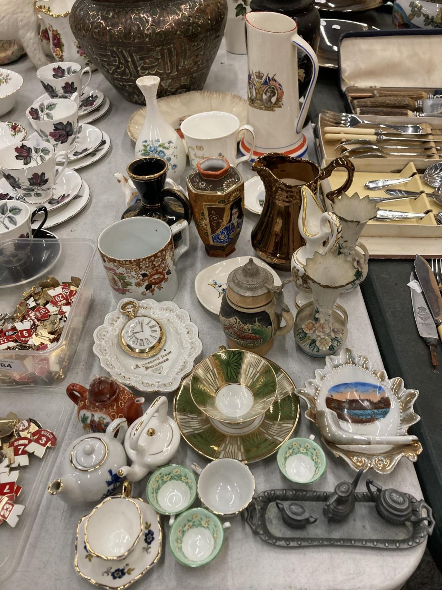 A QUANTITY OF CERAMIC ITEMS TO INCLUDE JUGS, VASES, MINIATURE TEACUPS, SAUCERS, TEAPOTS, ETC