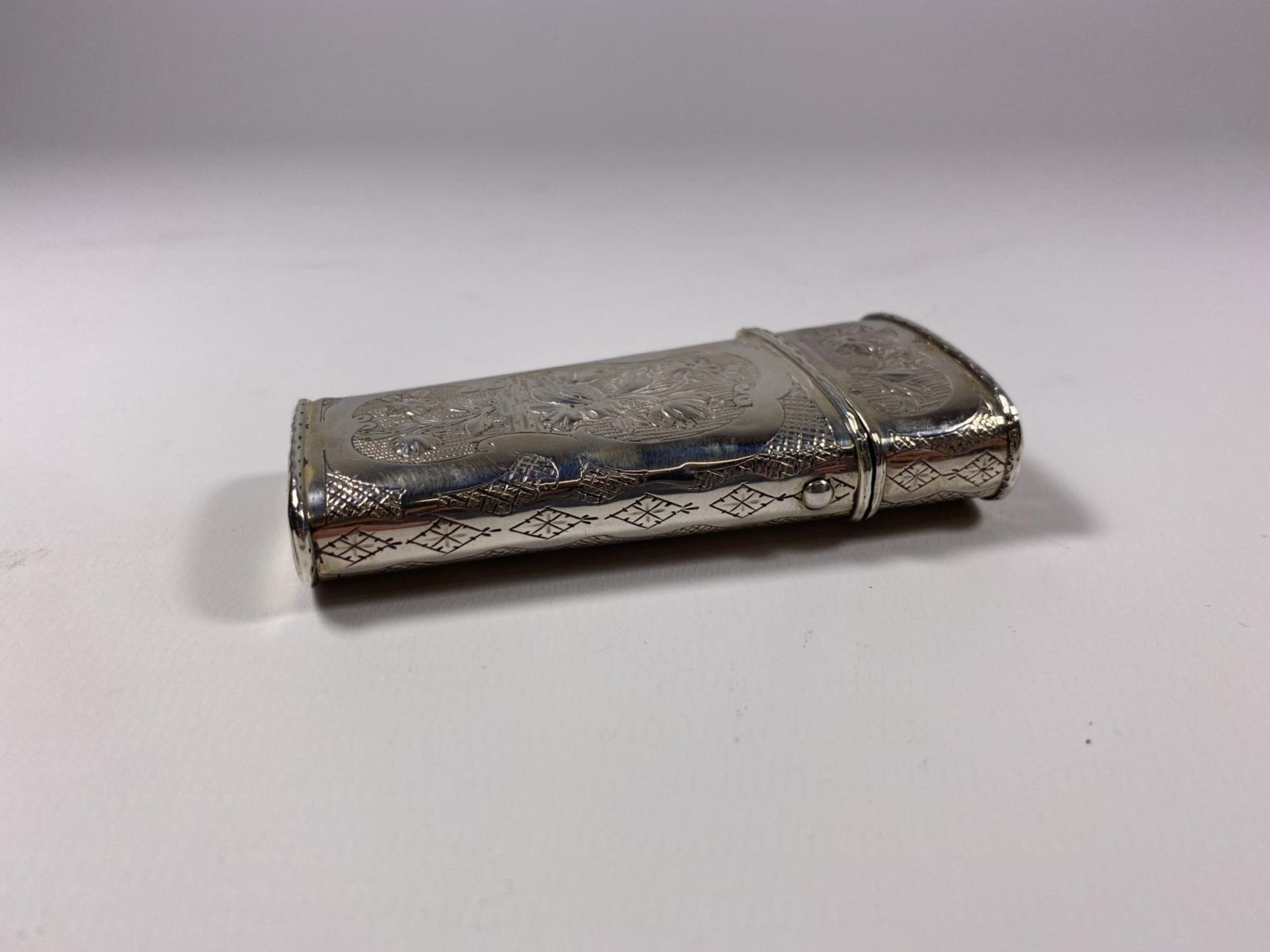 AN UNMARKED CONTINENTAL, BELIEVED SILVER' LADIES MANICURE SET AND CONTENTS - Image 5 of 6