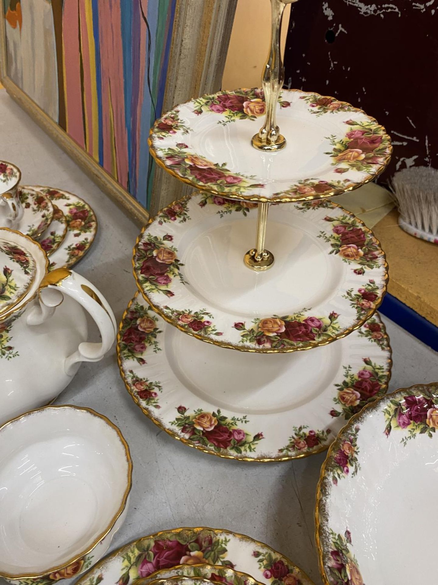 A LARGE THRITY SIX PIECE ROYAL ALBERT OLD COUNTRY ROSES DINNER SERVICE COMPRISING TEAPOT, THREE TIER - Image 3 of 4