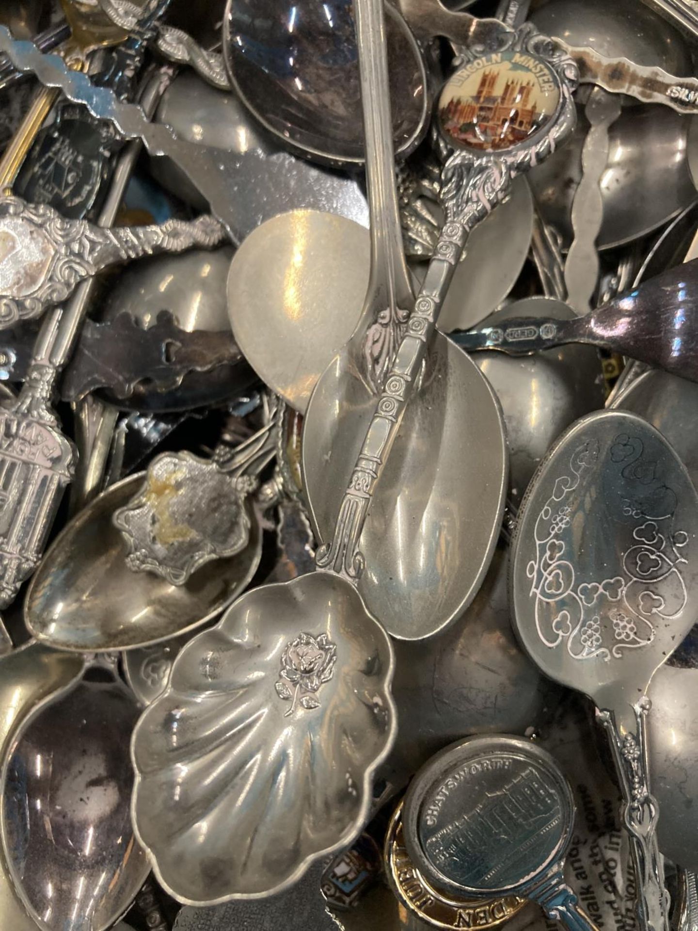 A LARGE COLLECTION OF SOUVENIR TEASPOONS - Image 4 of 4