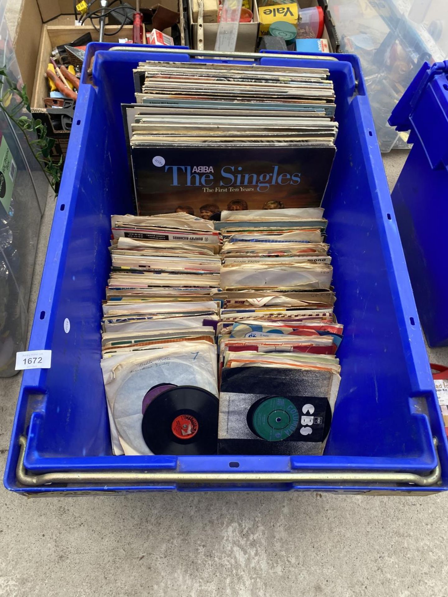 AN ASSORTMENT OF VINTAGE LP RECORDS AND 7" SINGLES