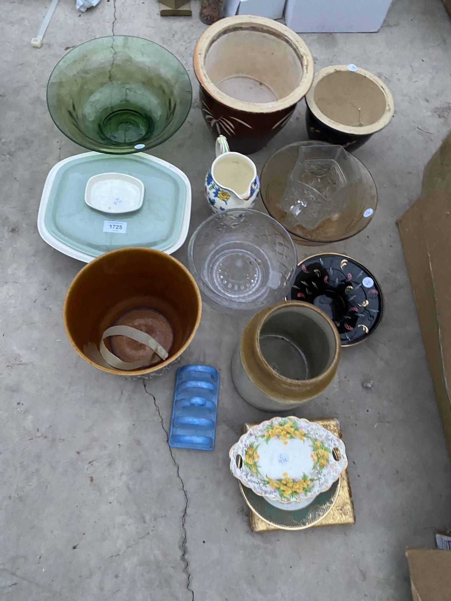 AN ASSORTMENT OF CERAMIC ITEMS TO INCLUDE A STONEWARE VASE, GLAZED POTS AND A JUG ETC