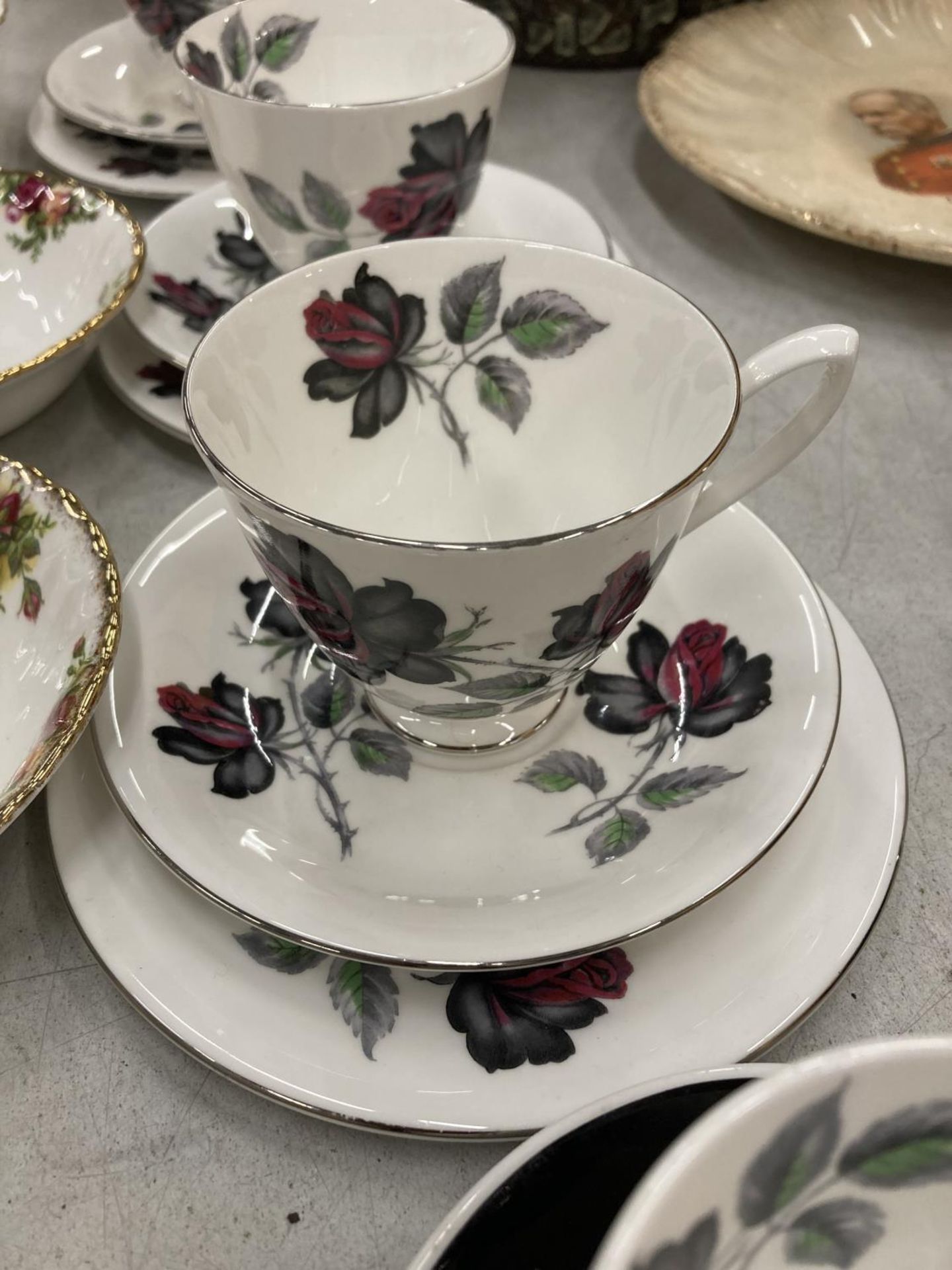 A QUANTITY OF ROYAL ALBERT CHINA TO INCLUDE 'MASQUERADE' CUPS AND SAUCERS, 'OLD COUNTRY ROSES' BOWLS - Image 4 of 6