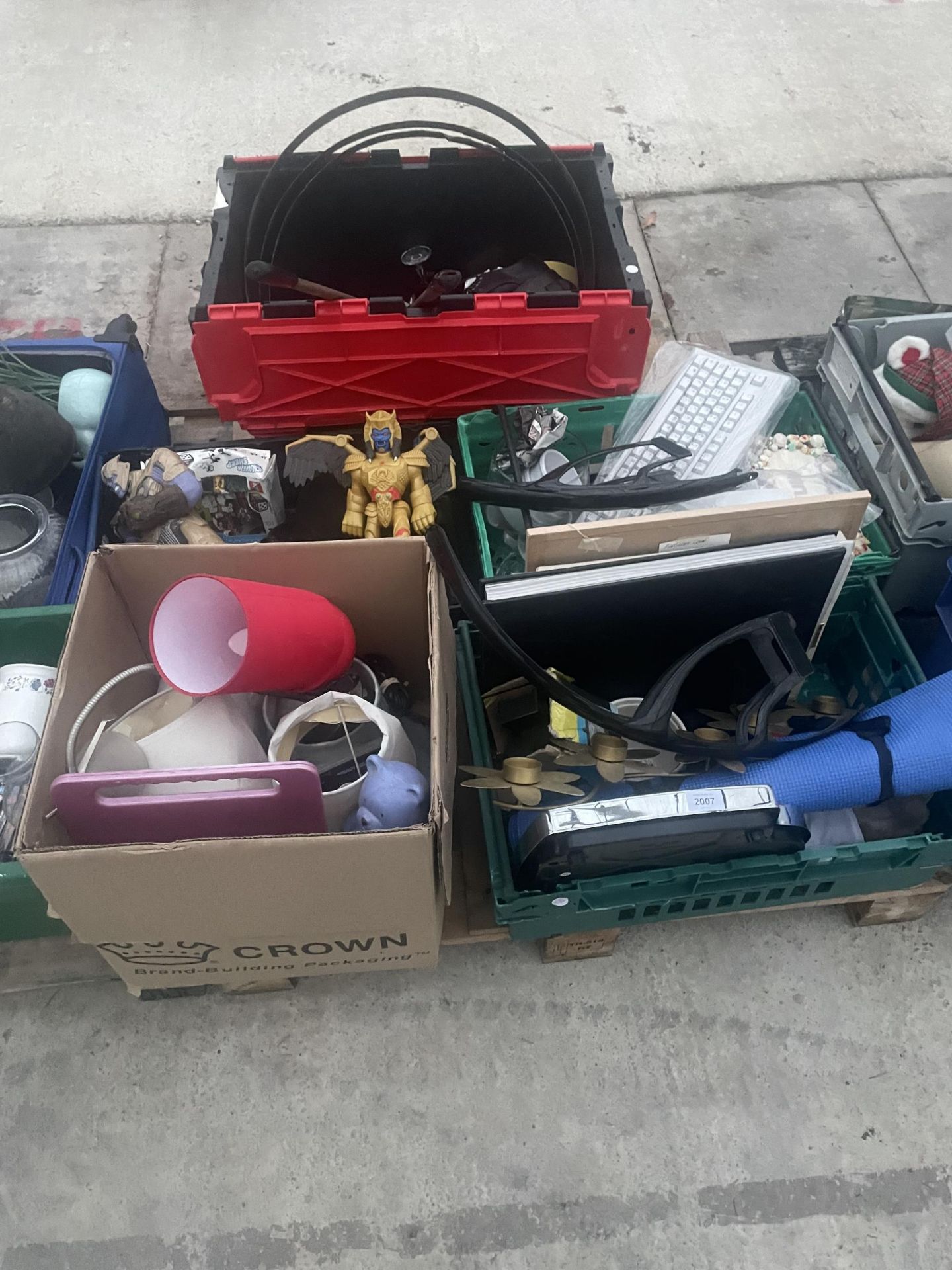 AN ASSORTMENT OF HOUSEHOLD CLEARANCE ITEMS