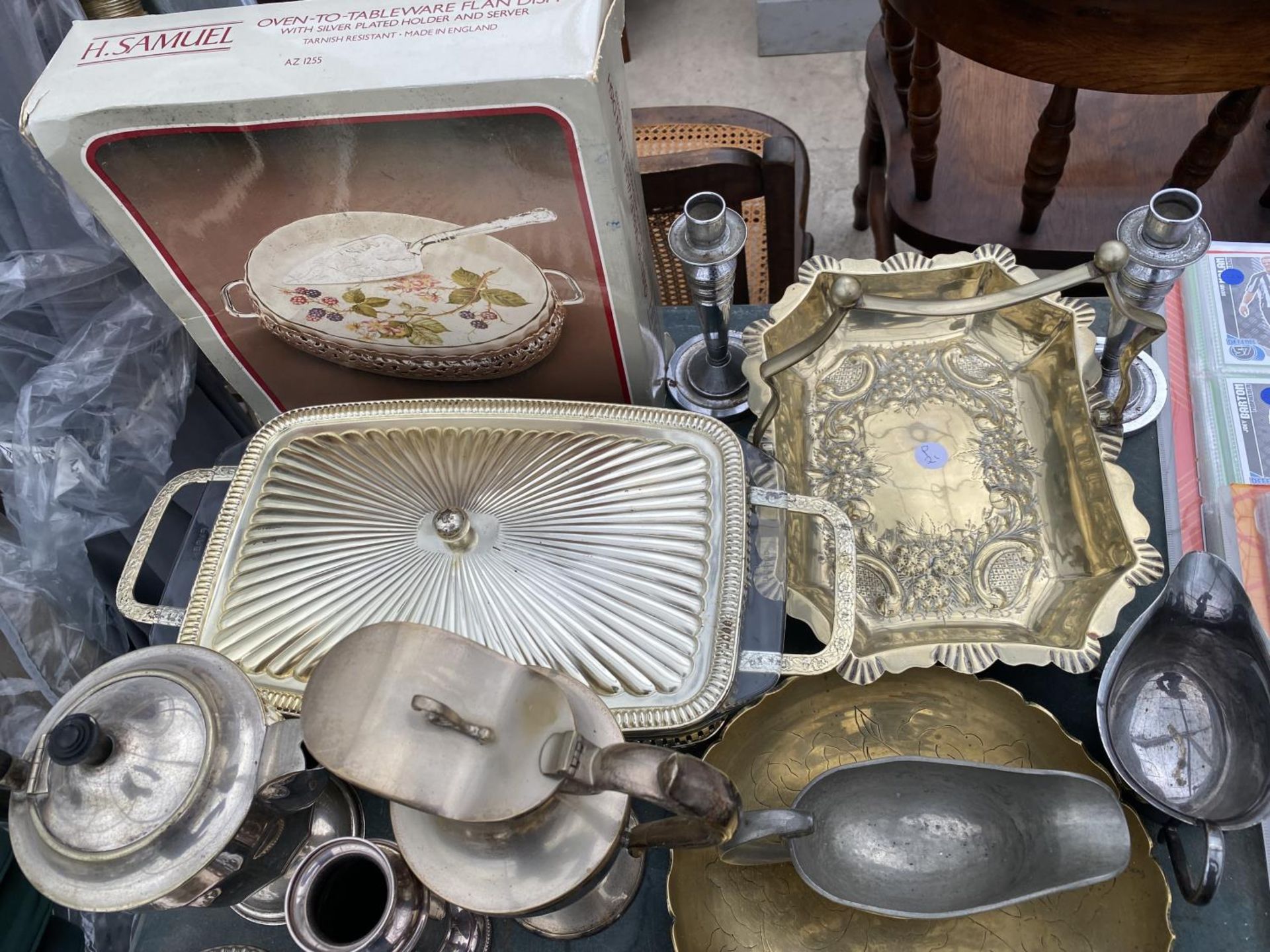 AN ASSORTMENT OF METAL WARE ITEMS TO INCLUDE A SILVER PLATE TEAPOT, TWO BRASS BUD VASES AND TWO - Image 2 of 5