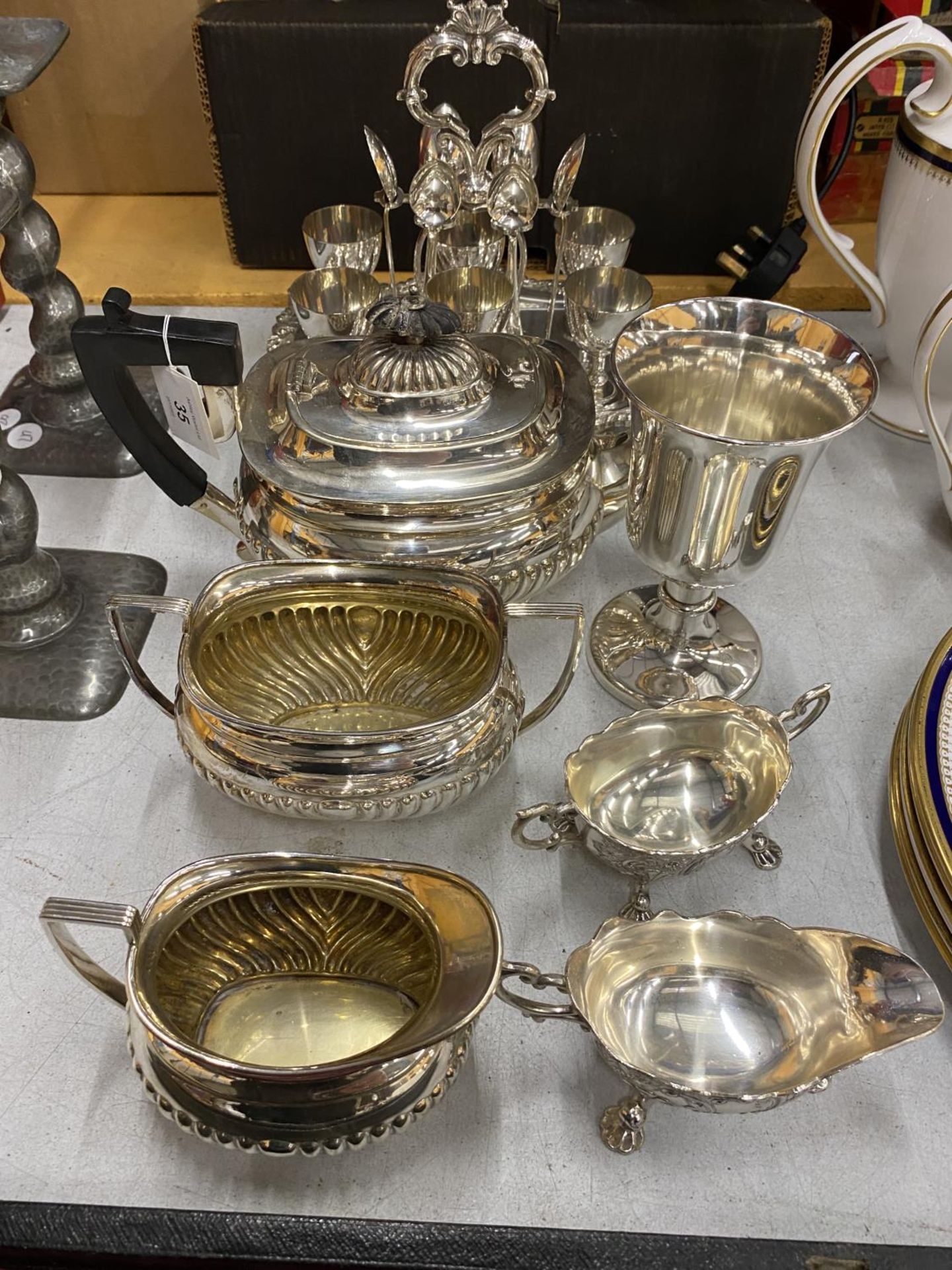 A MIXED LOT OF SILVER PLATED ITEMS TO INCLUDE THREE PIECE TEA SET, EGG CUP STAND ETC