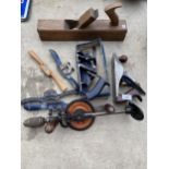 A COLLECTION OF VINTAGE WOOD PLANES TO INCLUDE RECORD PLANES AND A STANLEY BRACE DRILL