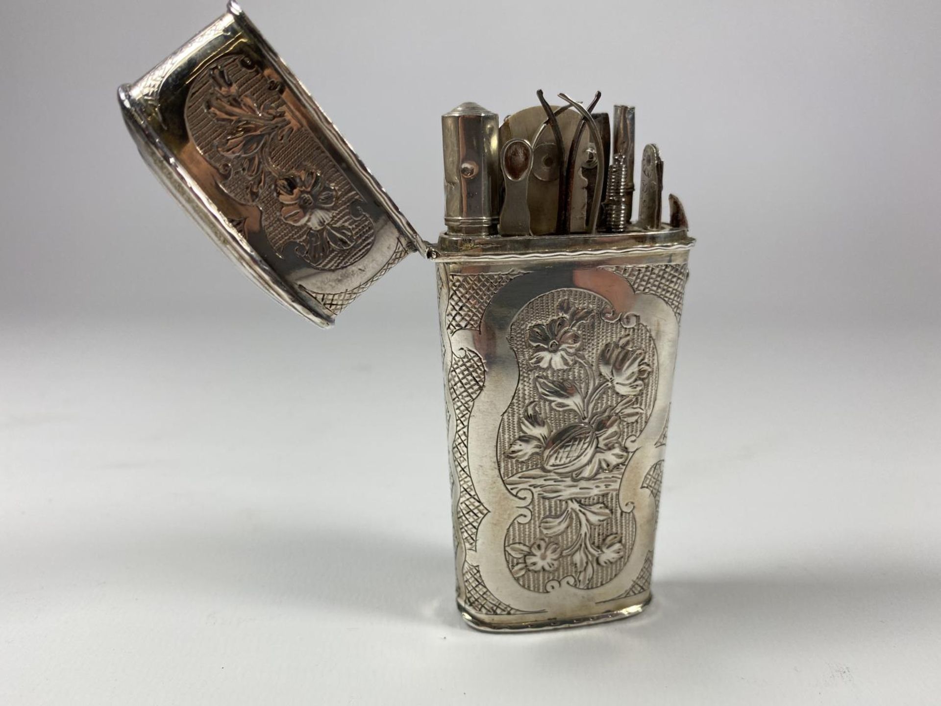 AN UNMARKED CONTINENTAL, BELIEVED SILVER' LADIES MANICURE SET AND CONTENTS - Image 3 of 6