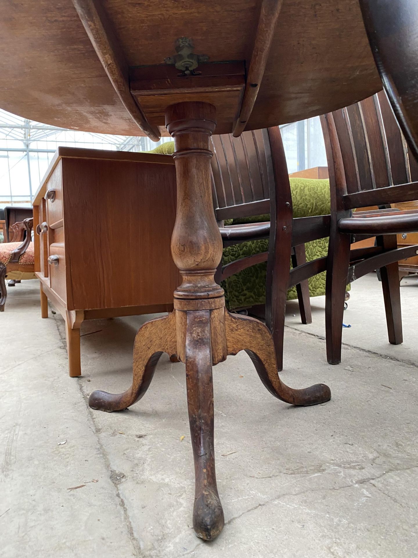 A GEORGE III MAHOGANY TILT-TOP TRIPOD TABLE, 33" DIAMETER - Image 3 of 4