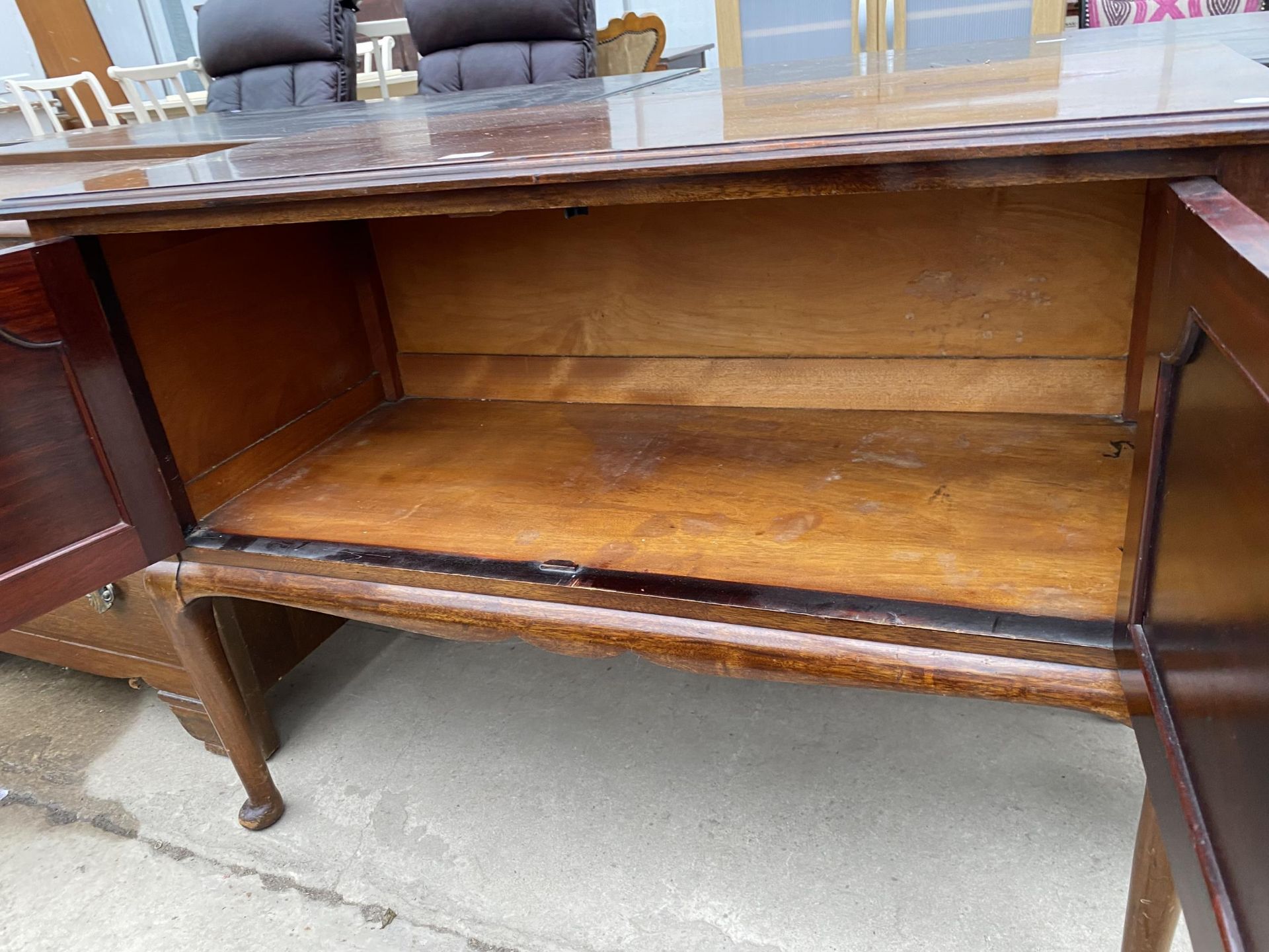 AN EDWARDIAN MAHOGANY TWO DOOR WASHSTAND, 41" WIDE - Image 5 of 5