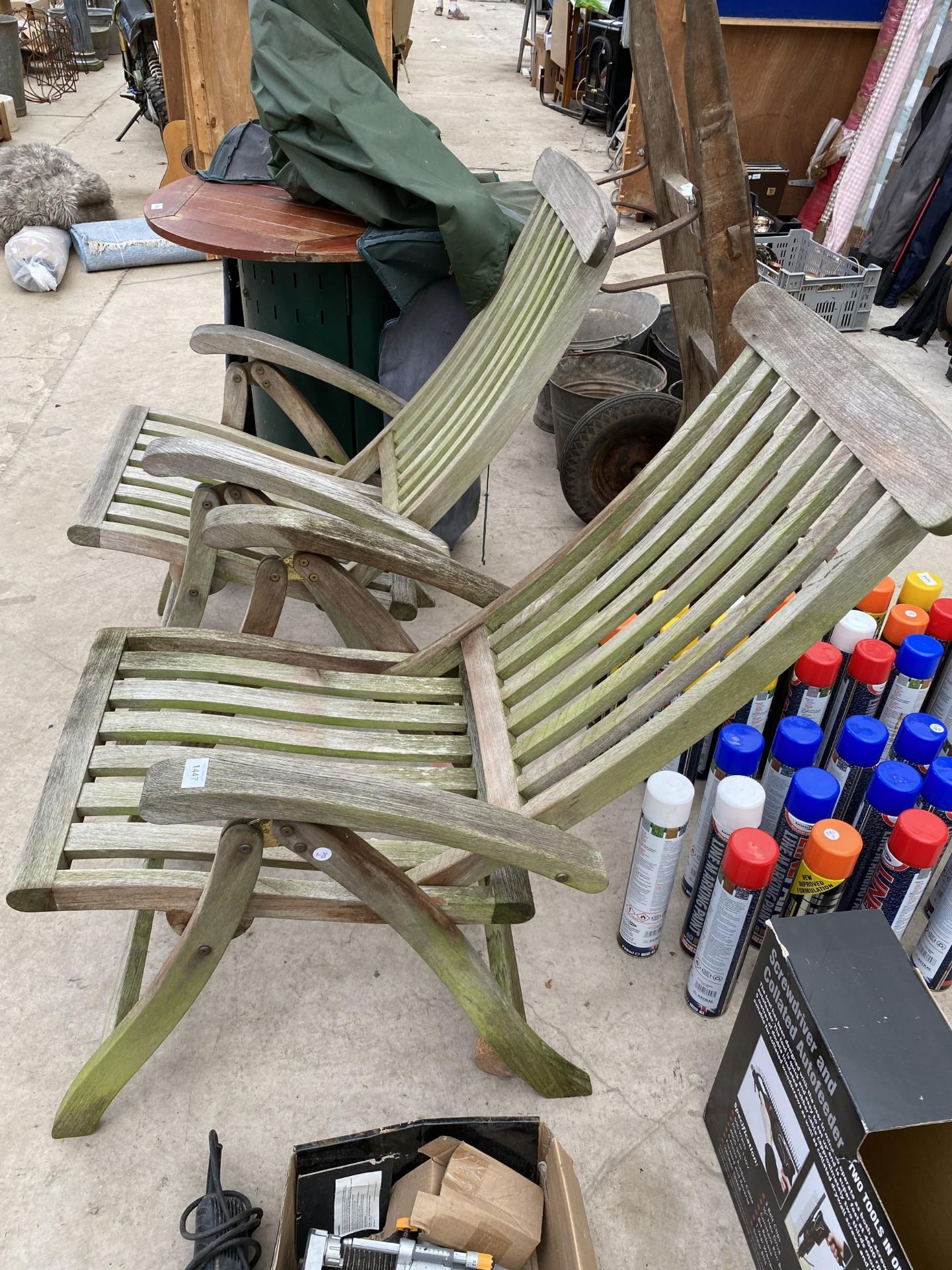 A PAIR OF TEAK FOLDING GARDEN CHAIRS - Image 2 of 3