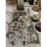 A QUANTITY OF SILVER PLATED ITEMS TO INCLUDE A TOAST RACK, COASTERS, CANDLESTICKS, MUSTARD POT,