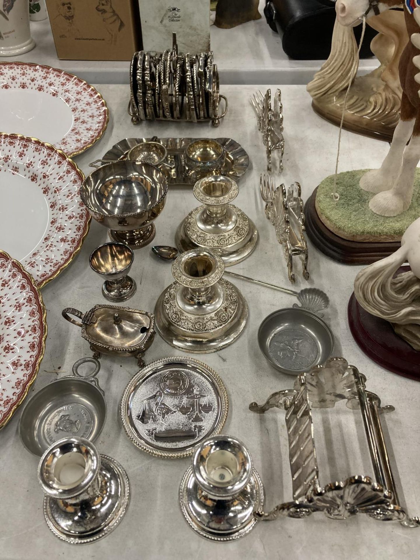 A QUANTITY OF SILVER PLATED ITEMS TO INCLUDE A TOAST RACK, COASTERS, CANDLESTICKS, MUSTARD POT,