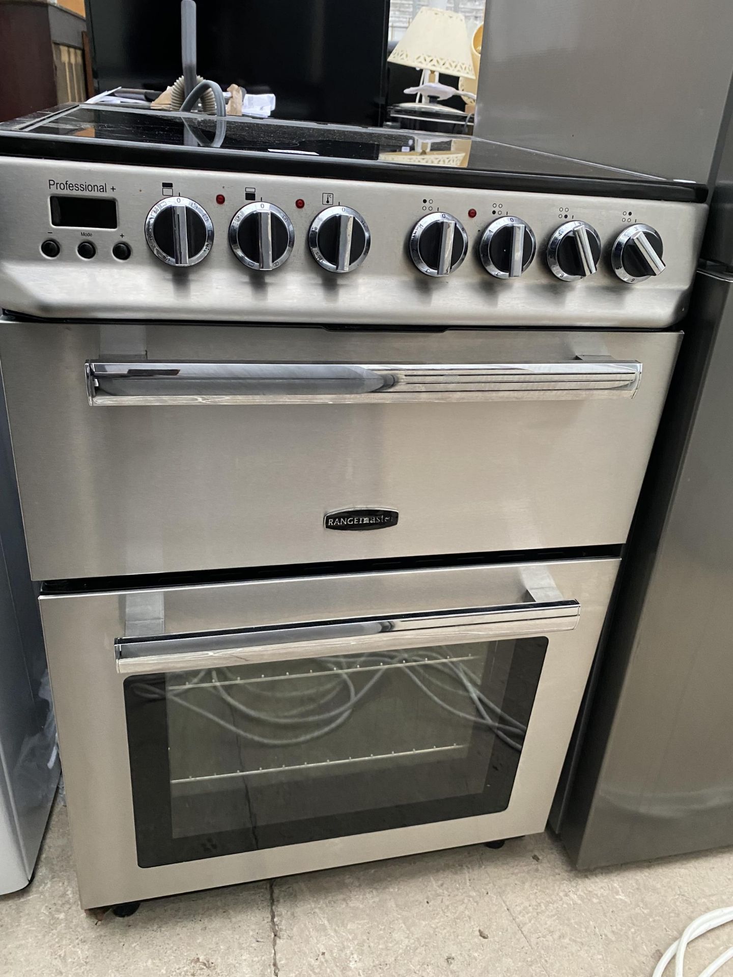 A STAINLESS STEEL AND BLACK FREE STANDING RANGEMASTER OVEN AND HOB - Image 2 of 4