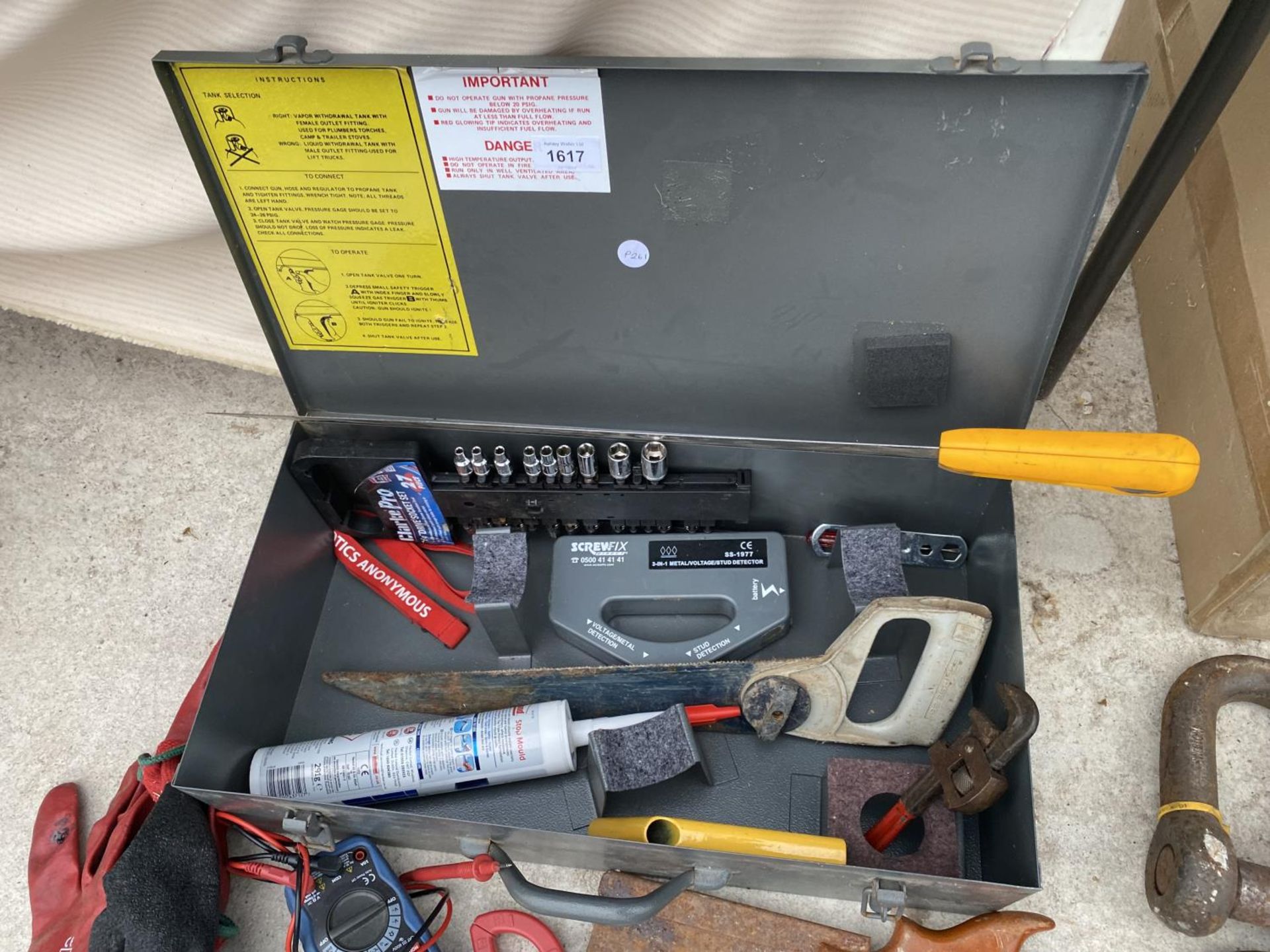 AN ASSORTMENT OF TOOLS TO INCLUDE A RATCHET GUN, SAWS AND ELECTRICITY TESTERS ETC - Image 3 of 6