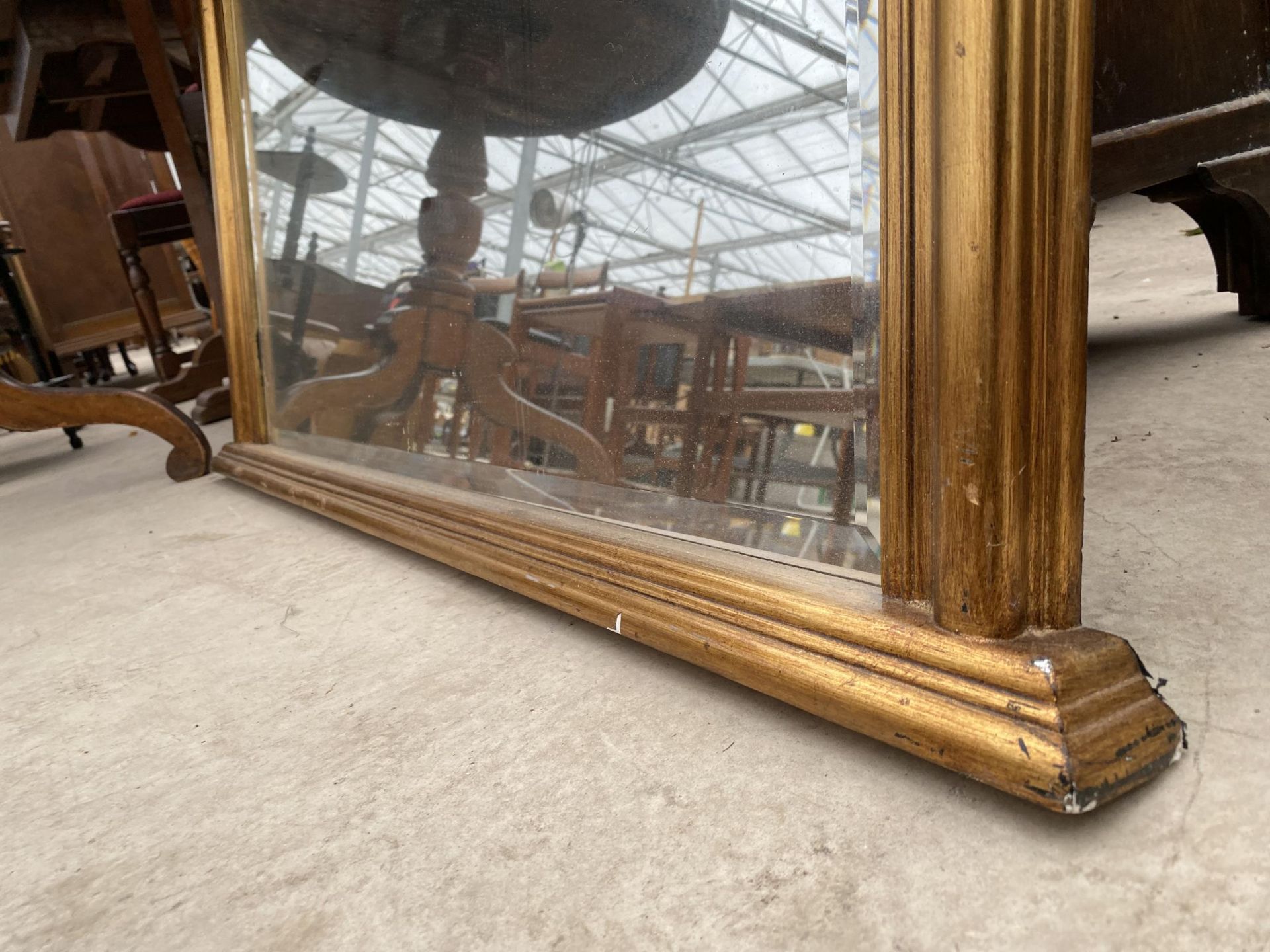 A VICTORIAN STYLE GILT FRAMED OVERMANTEL MIRROR, 41X30" - Bild 4 aus 4