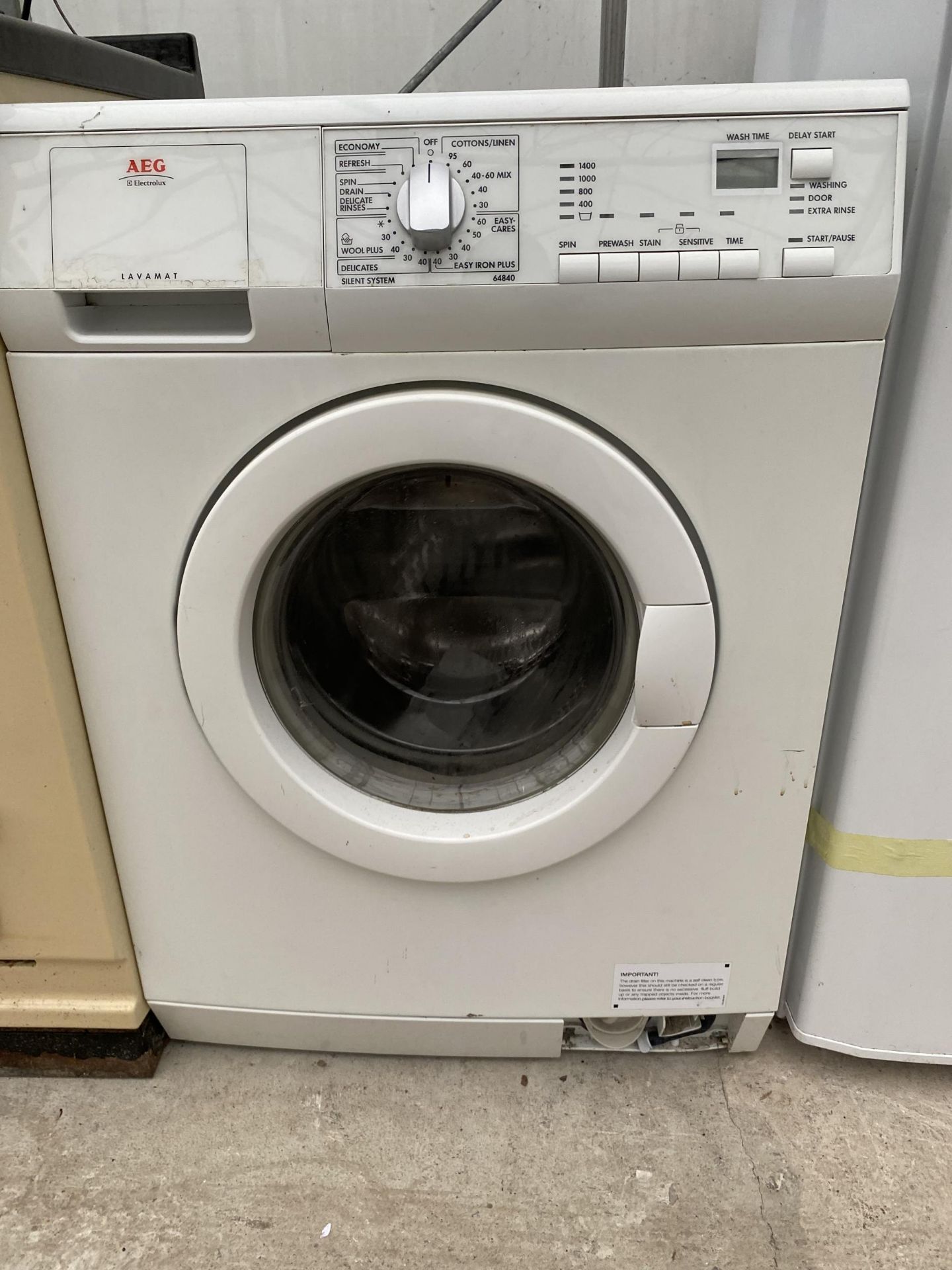 A WHITE AEG LAVAMAT WASHING MACHINE - Bild 2 aus 4