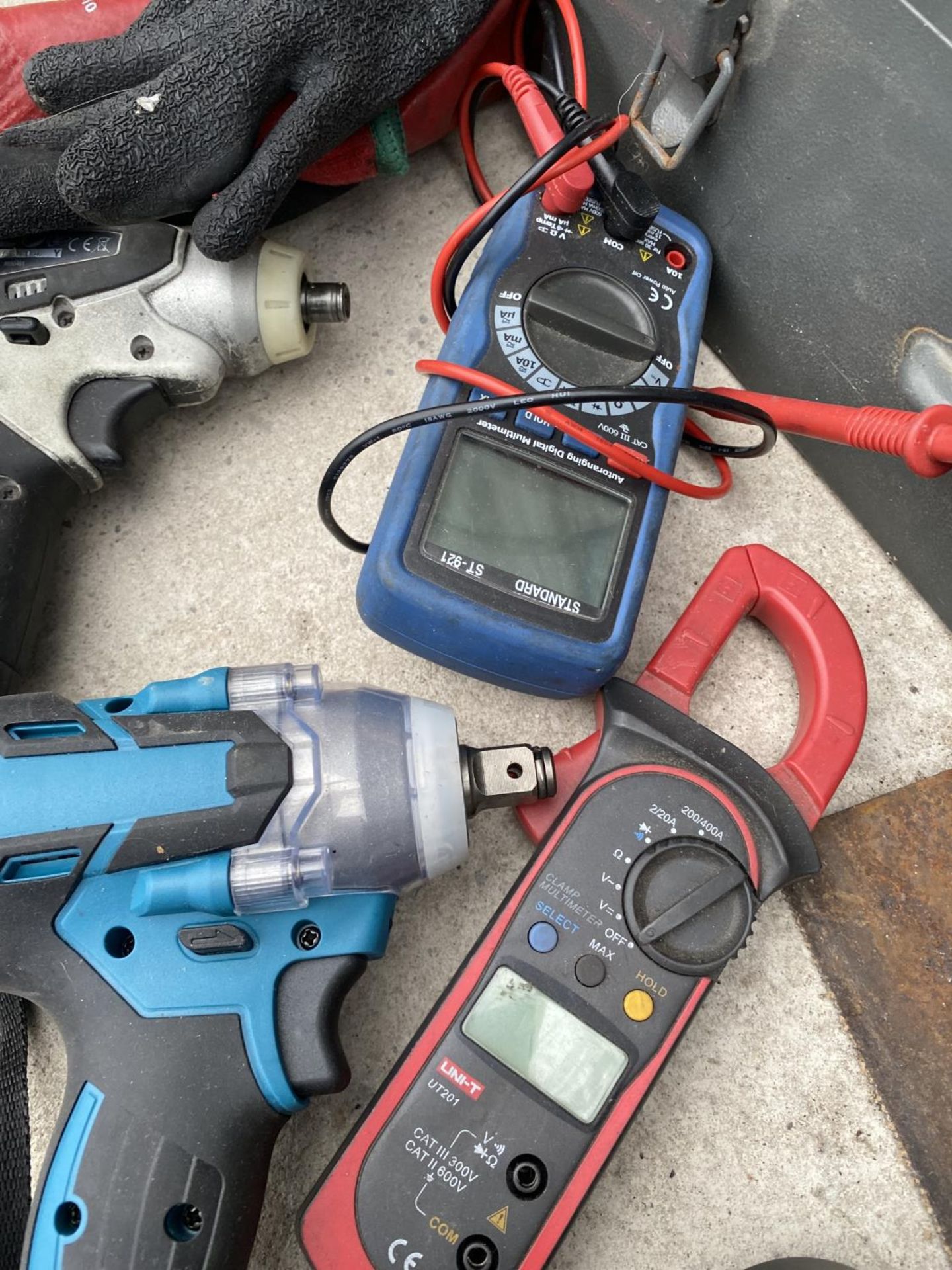 AN ASSORTMENT OF TOOLS TO INCLUDE A RATCHET GUN, SAWS AND ELECTRICITY TESTERS ETC - Image 6 of 6