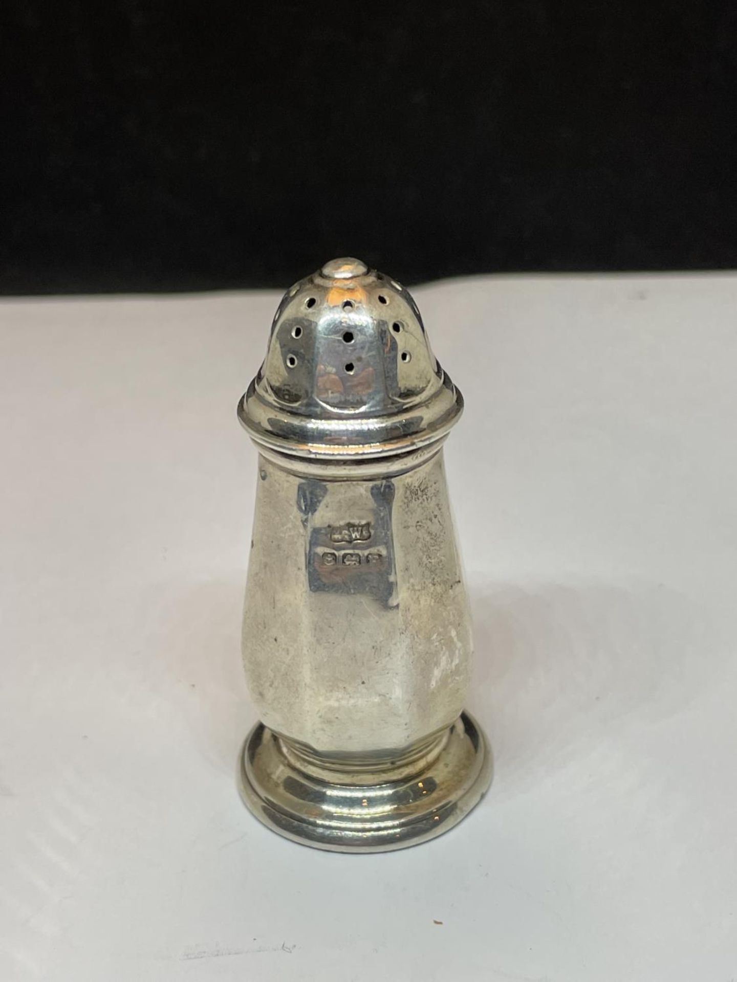 A HALLMARRKED BIRMINGHAM SILVER PEPPER POT