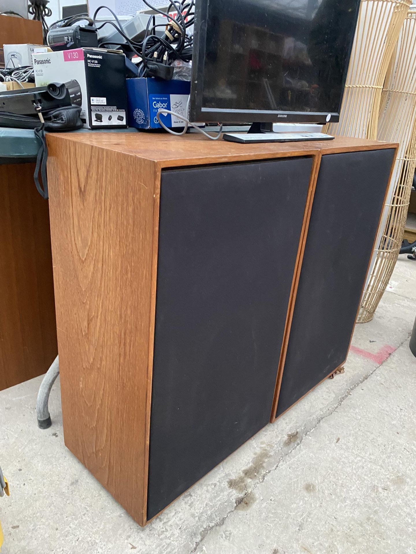 A 24" SAMSUNG TELEVISION AND TWO LARGE WOODEN CASED SPEAKERS - Image 5 of 5