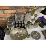 A QUANTITY OF SILVER PLATED AND PEWTER ITEMS TO INCLUDE A BASKET BOWL, TANKARDS, A BOXED SET OF