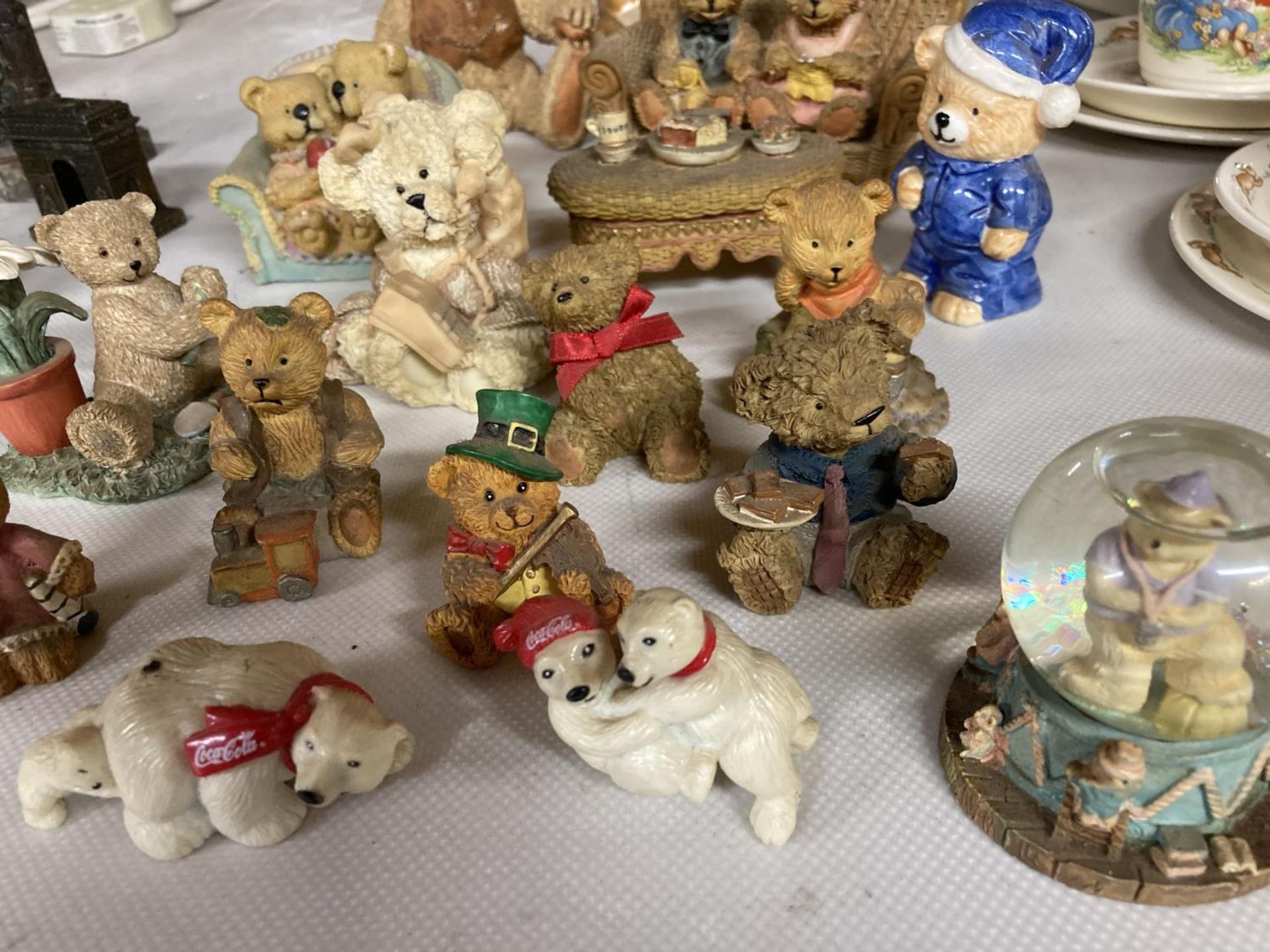 A LARGE COLLECTION OF RESIN TEDDY BEAR FIGURES - Bild 2 aus 3