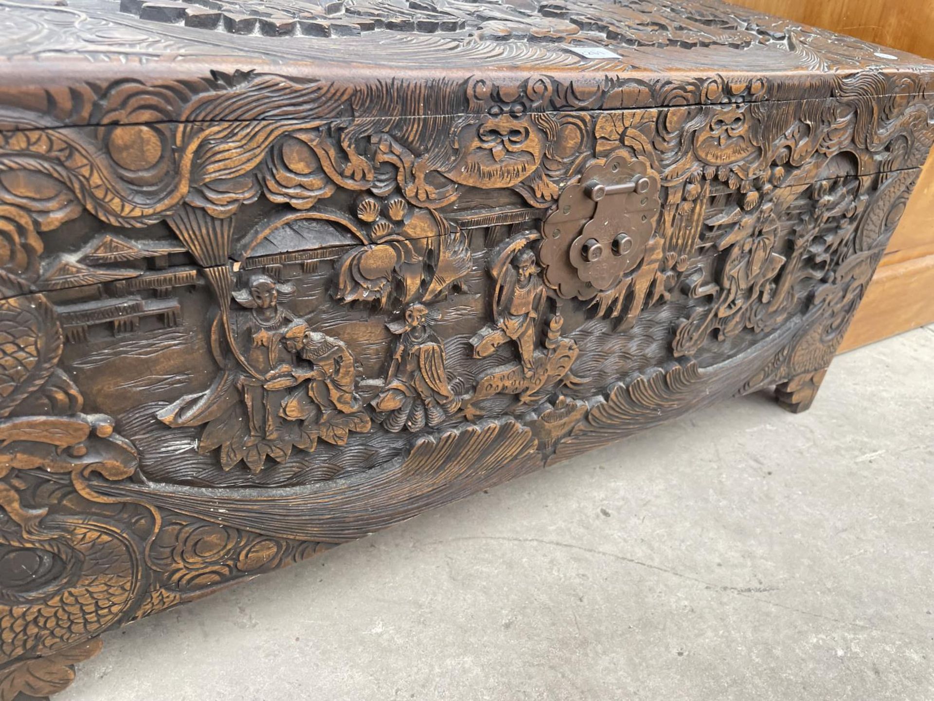 A MID 20TH CENTURY CAMPHOR WOOD CHEST PROFUSELY CARVED WITH ORIENTAL SCENES, 31.5X14.5" - Image 4 of 5