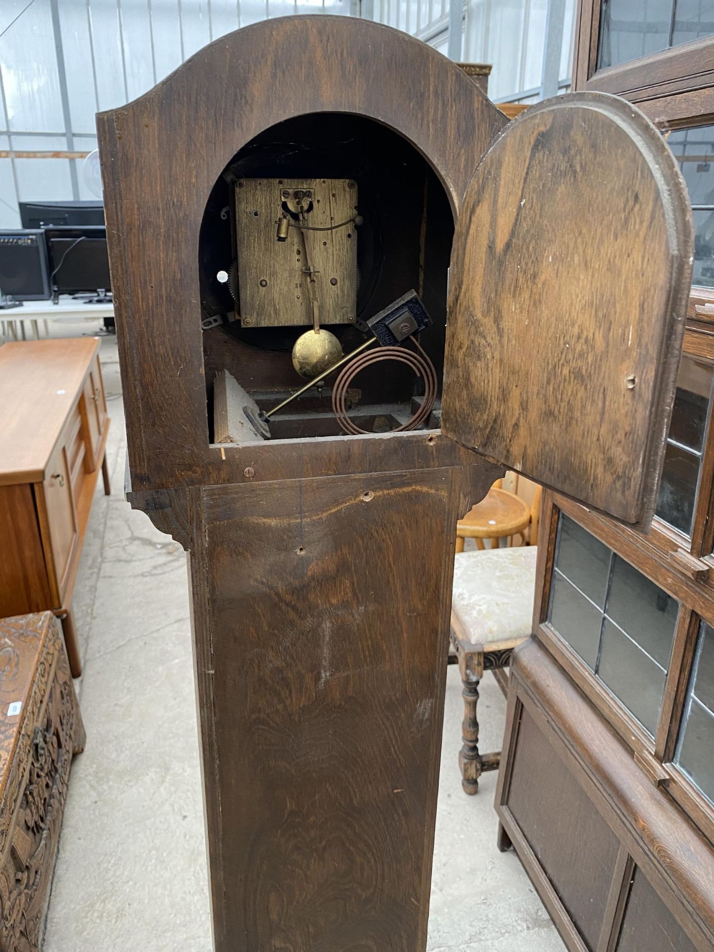 A MID 20TH CENTURY OAK GRANDMOTHER CLOCK - Image 4 of 5