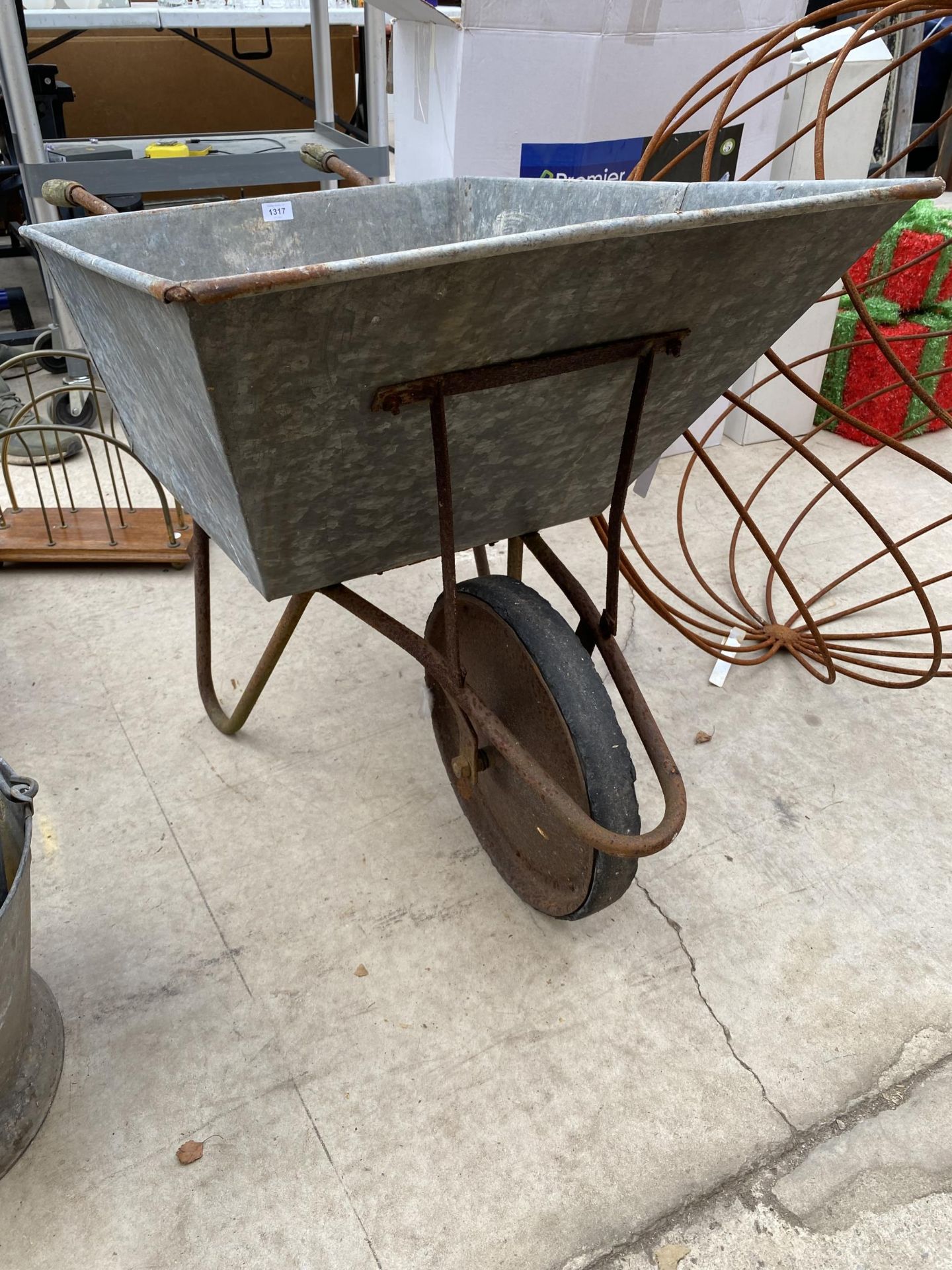 A VINTAGE GALVANISED WHEELBARROW - Image 3 of 4