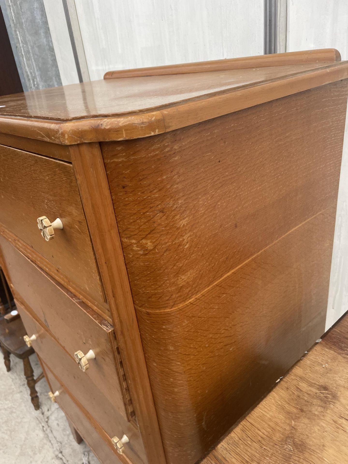 A MID 20TH CENTURY LIGHT OAK CHEST OF FOUR DRAWERS, 28" WIDE - Image 4 of 4