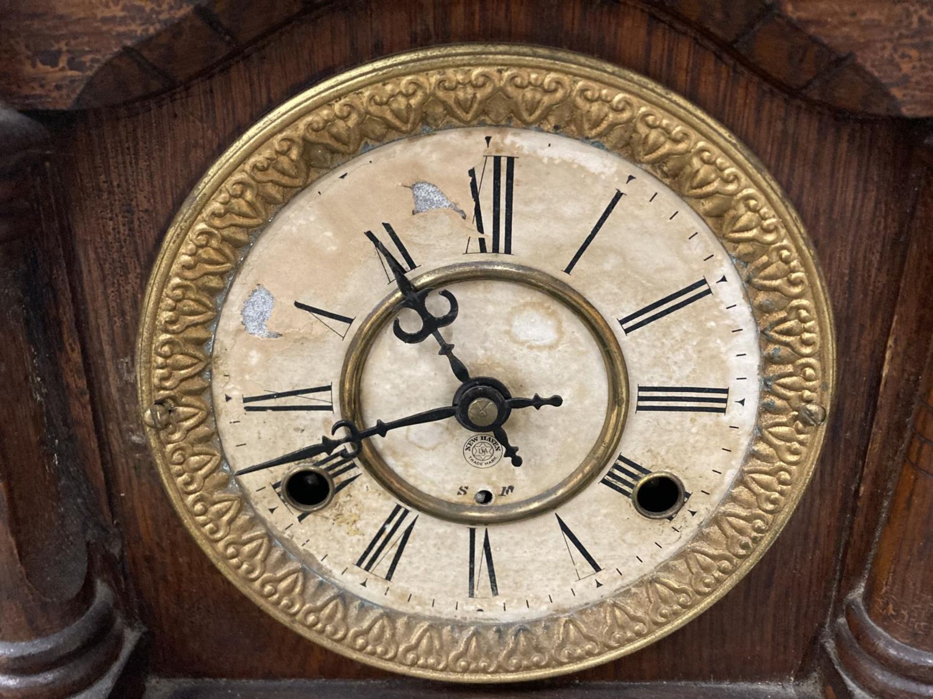 AN EDWARDIAN MAHOGANY CASED MANTLE CLOCK WITH COLUMN DETAIL - MISSING KEY AND PENDULUM - Image 2 of 5