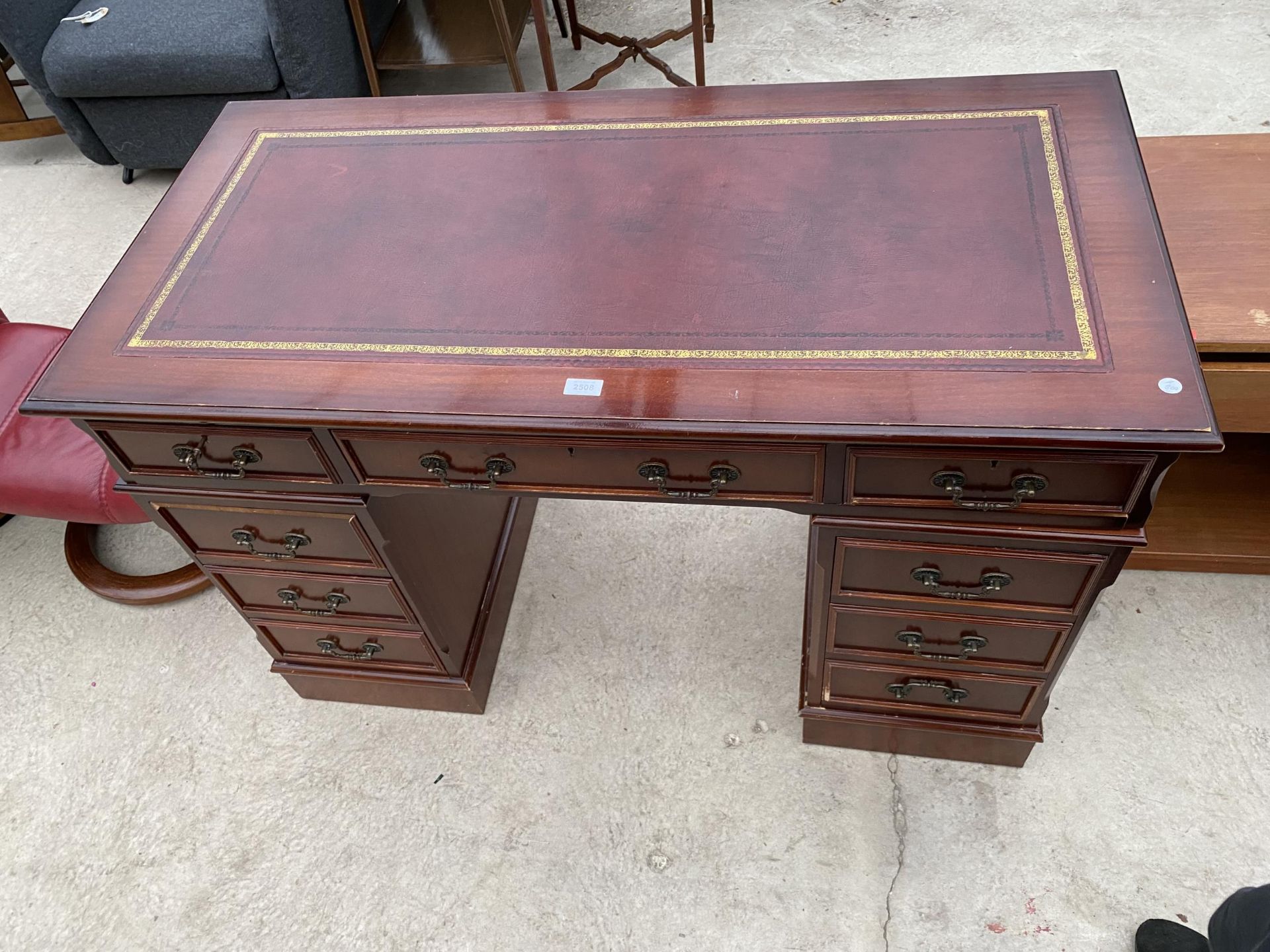 A MAHOGANY TWIN PEDESTAL DESK WITH INSET LEATHER TOP, ENCLOSING EIGHT DRAWERS, 48X24"