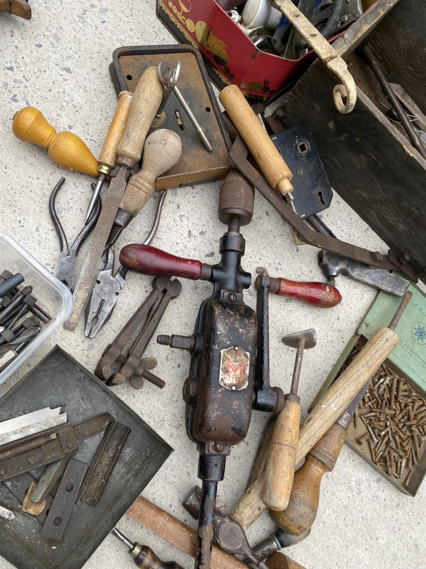 A LARGE ASSORTMENT OF VINTAGE TOOLS TO INCLUDE A BRACE DRILL, A LOCK AND KEY AND A SMALL VICE ETC - Image 3 of 5