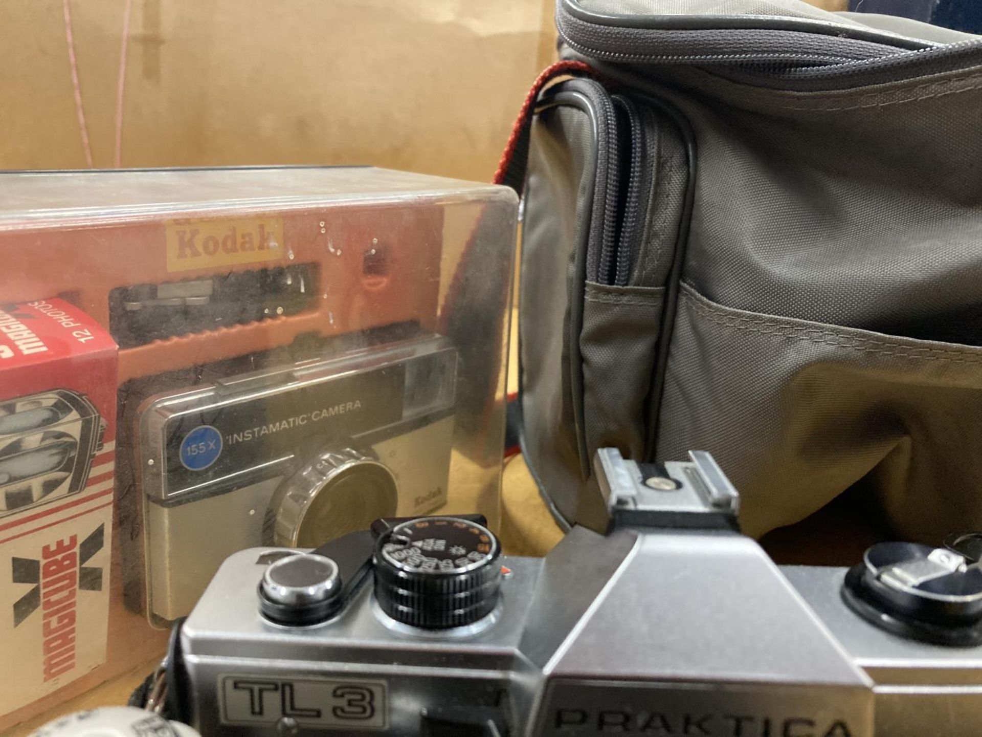 A QUANTITY OF VINTAGE CAMERAS AND CASE TO INCLUDE CANON, PRAKTICA, ZENIT-B AND A KODAK INSTAMATIC - Image 3 of 3