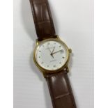 A MAPPIN & WEBB AUTOMATIC GENTS DATE WATCH WITH BROWN LEATHER STRAP