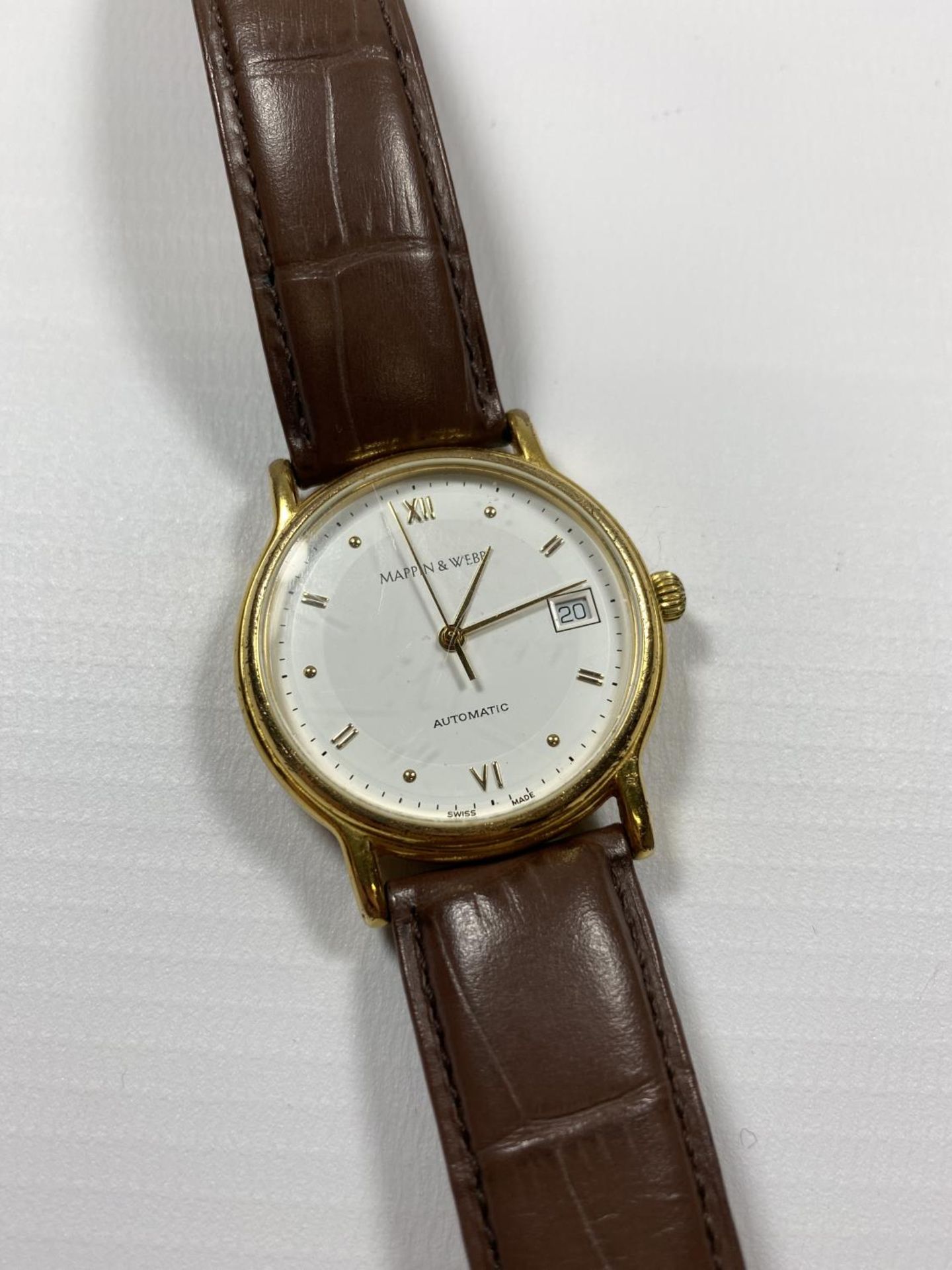 A MAPPIN & WEBB AUTOMATIC GENTS DATE WATCH WITH BROWN LEATHER STRAP