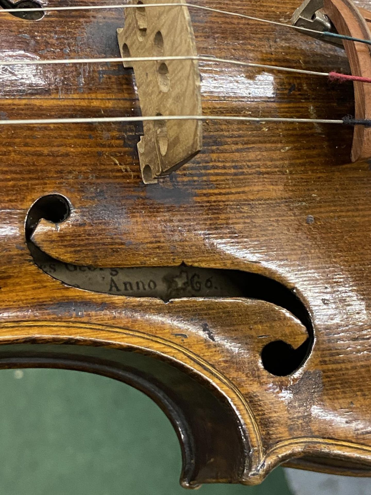 A 19TH CENTURY CASED VIOLIN WITH PAPER LABEL TO INTERIOR - 'JOANNES GEORGIUS' (DATE DIFFICULT TO - Image 10 of 10