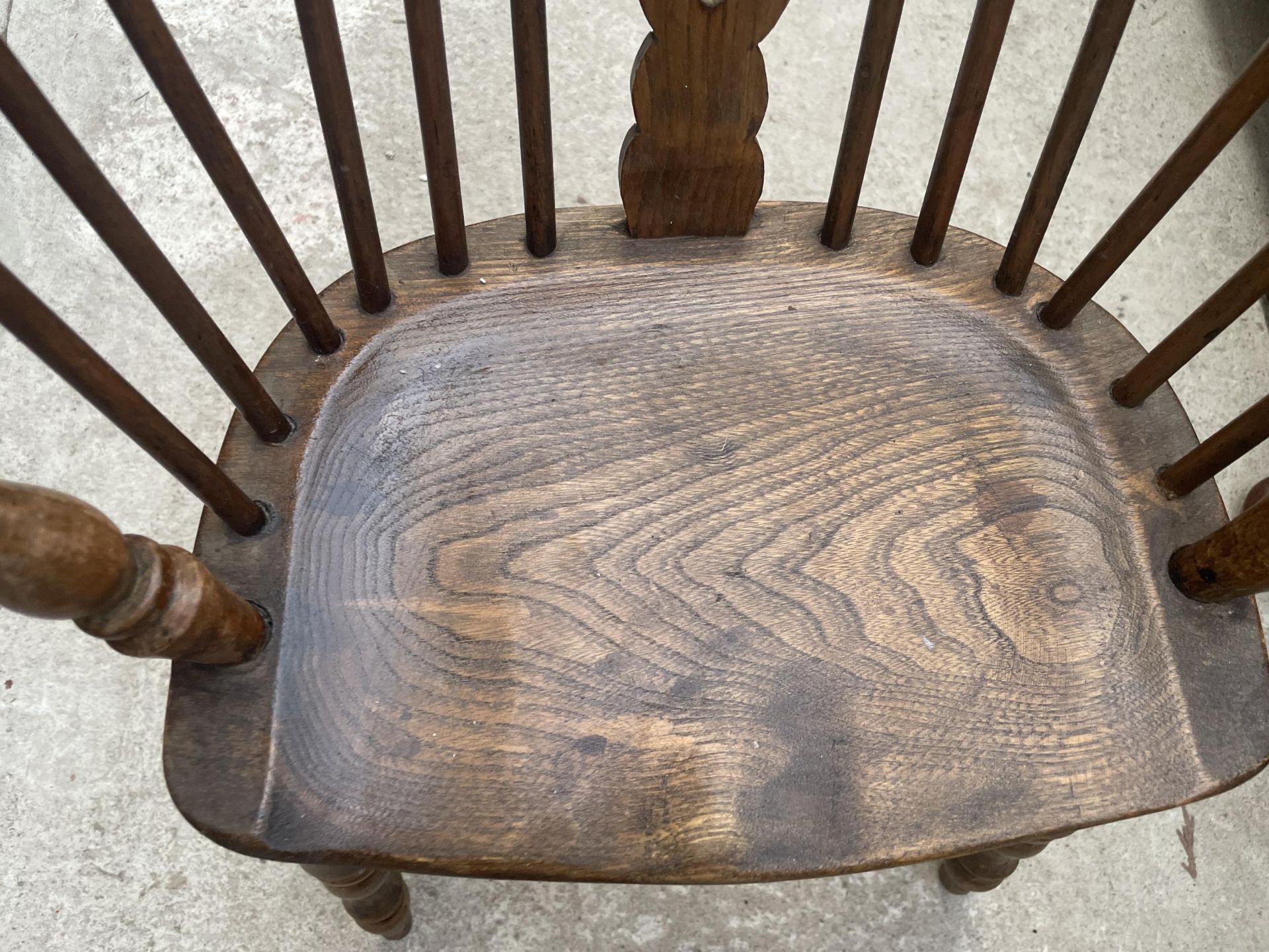 AN 18TH CENTURY STYLE BEECH WINDSOR STYLE CHILDS CHAIR - Image 3 of 4