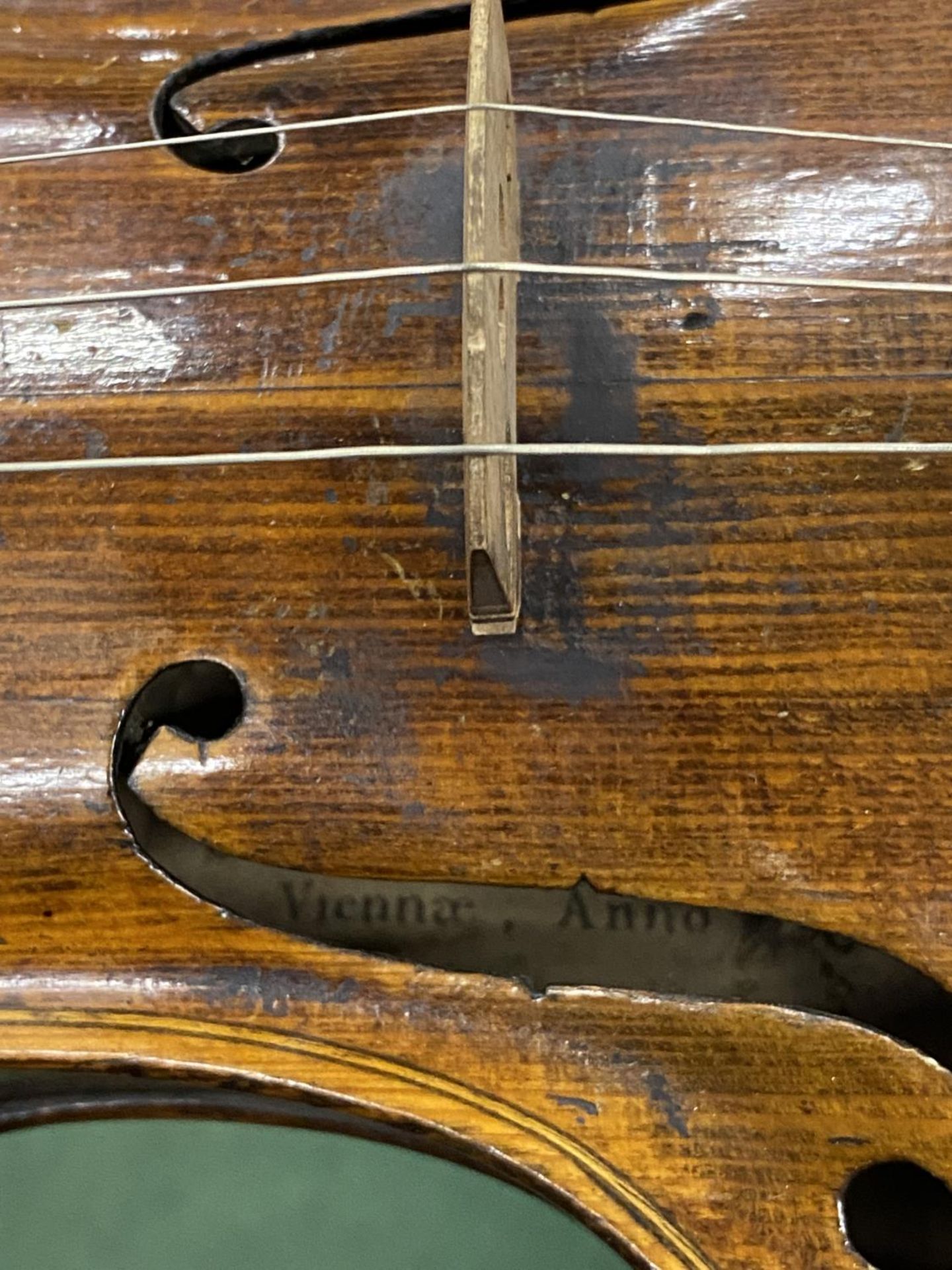 A 19TH CENTURY CASED VIOLIN WITH PAPER LABEL TO INTERIOR - 'JOANNES GEORGIUS' (DATE DIFFICULT TO - Image 9 of 10