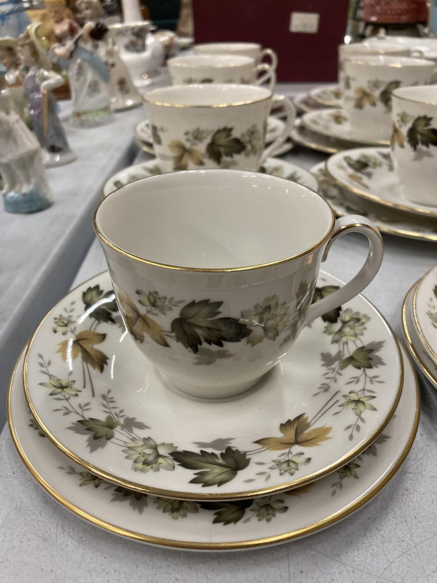 A LARGE QUANTITY OF ROYAL DOULTON 'LARCHMONT' TRIOS PLUS SAUCE BOATS AND SAUCERS, A CREAM JUG AND - Image 2 of 4