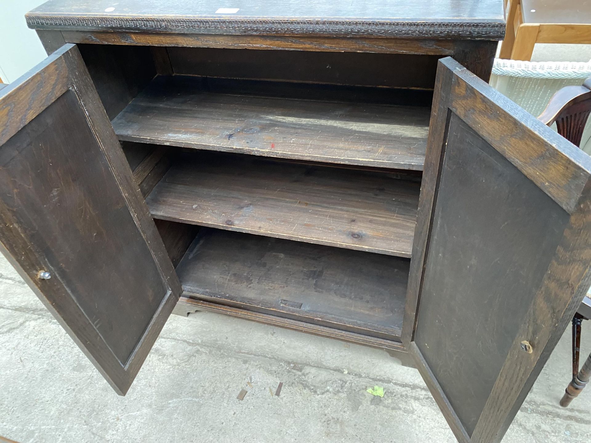 A MID 20TH CENTURY OAK TWO DOOR PANELLED CUPBOARD, 35" WIDE - Bild 4 aus 4