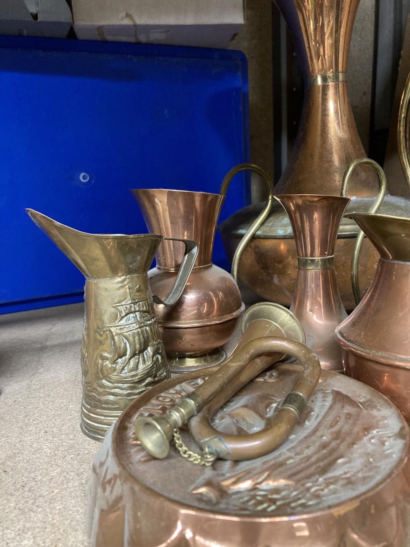 A QUANTITY OF BRASS AND COPPER ITEMS TO INCLUDE JUGS, A JELLY MOULD, BUGLE, ETC - Bild 3 aus 3