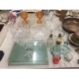 A QUANTITY OF GLASSWARE TO INCLUDE BOWLS, PLACEMATS, GLASSES, A TRAY, OIL JUGS, ETC