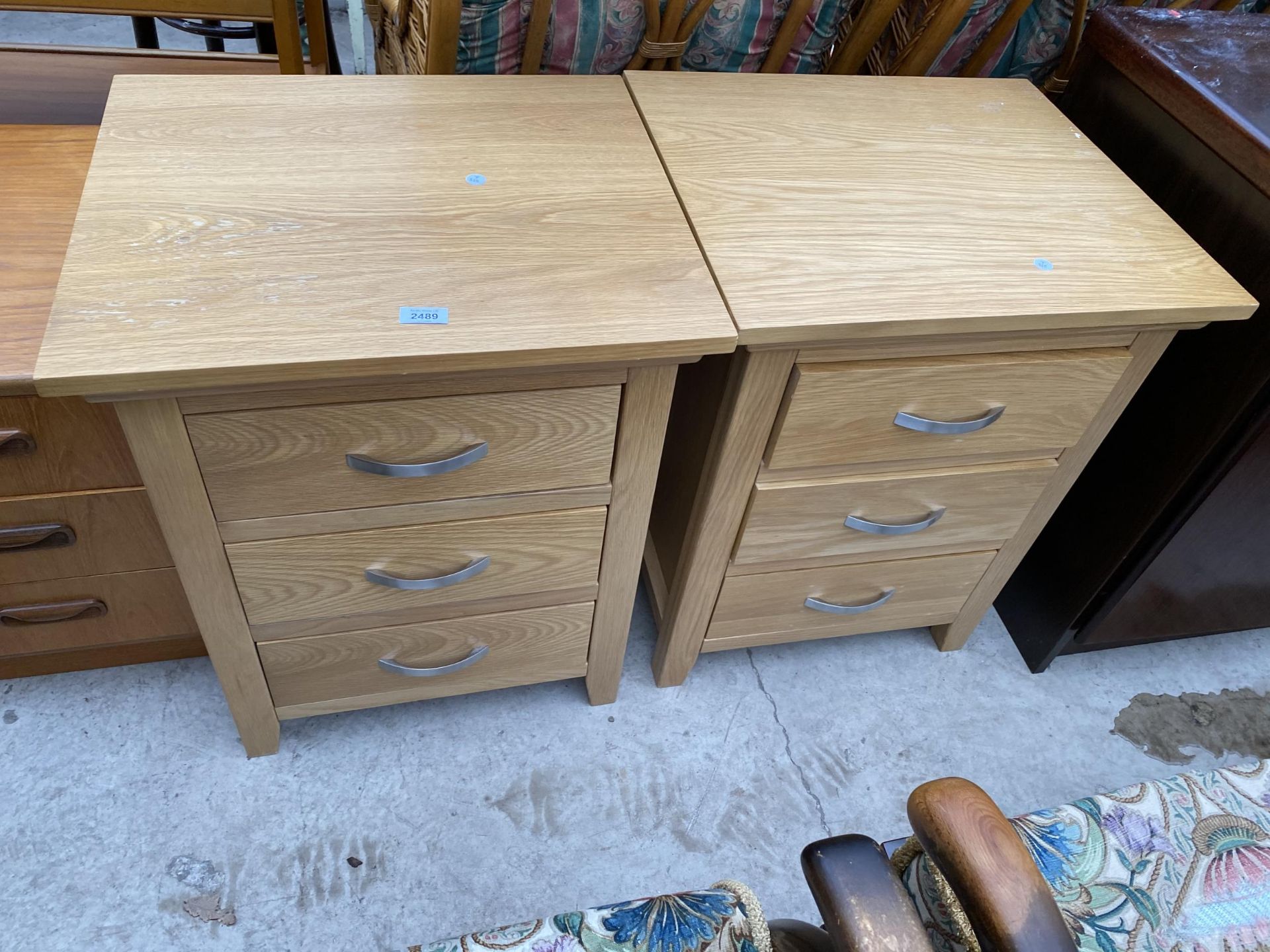 A PAIR OF MODERN OAK BEDROOM CHESTS OF THREE DRAWERS, 21" WIDE EACH